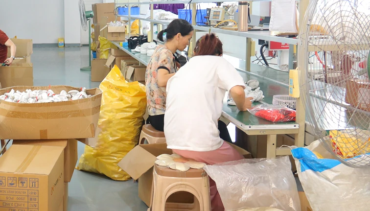 OEM factory producing 70 inch industrial large ceiling fans with LED lights for wholesale projects