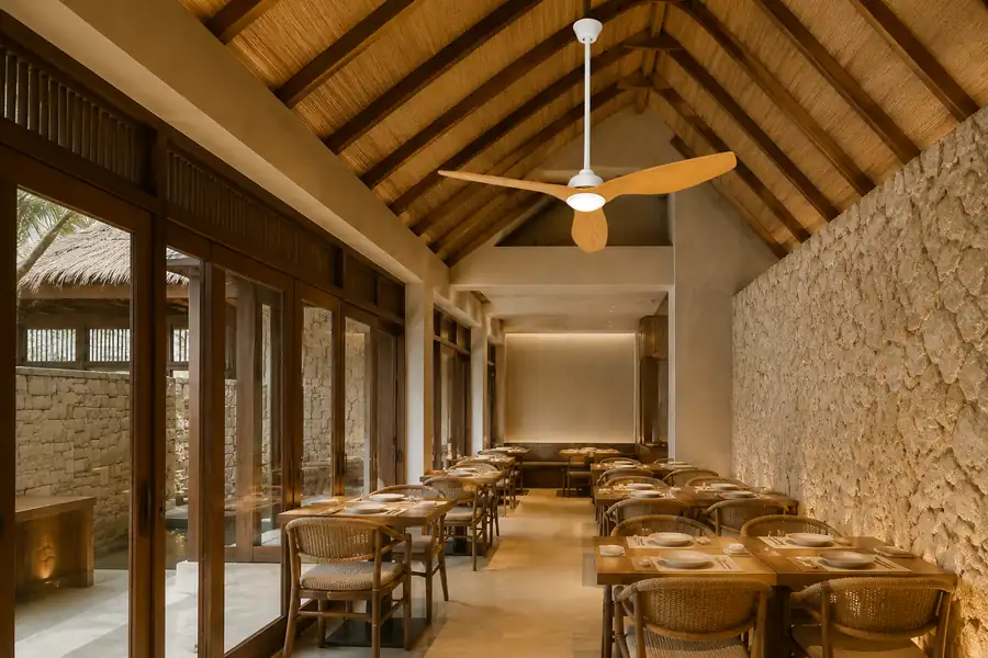 Dining area fan size matched to restaurant layout