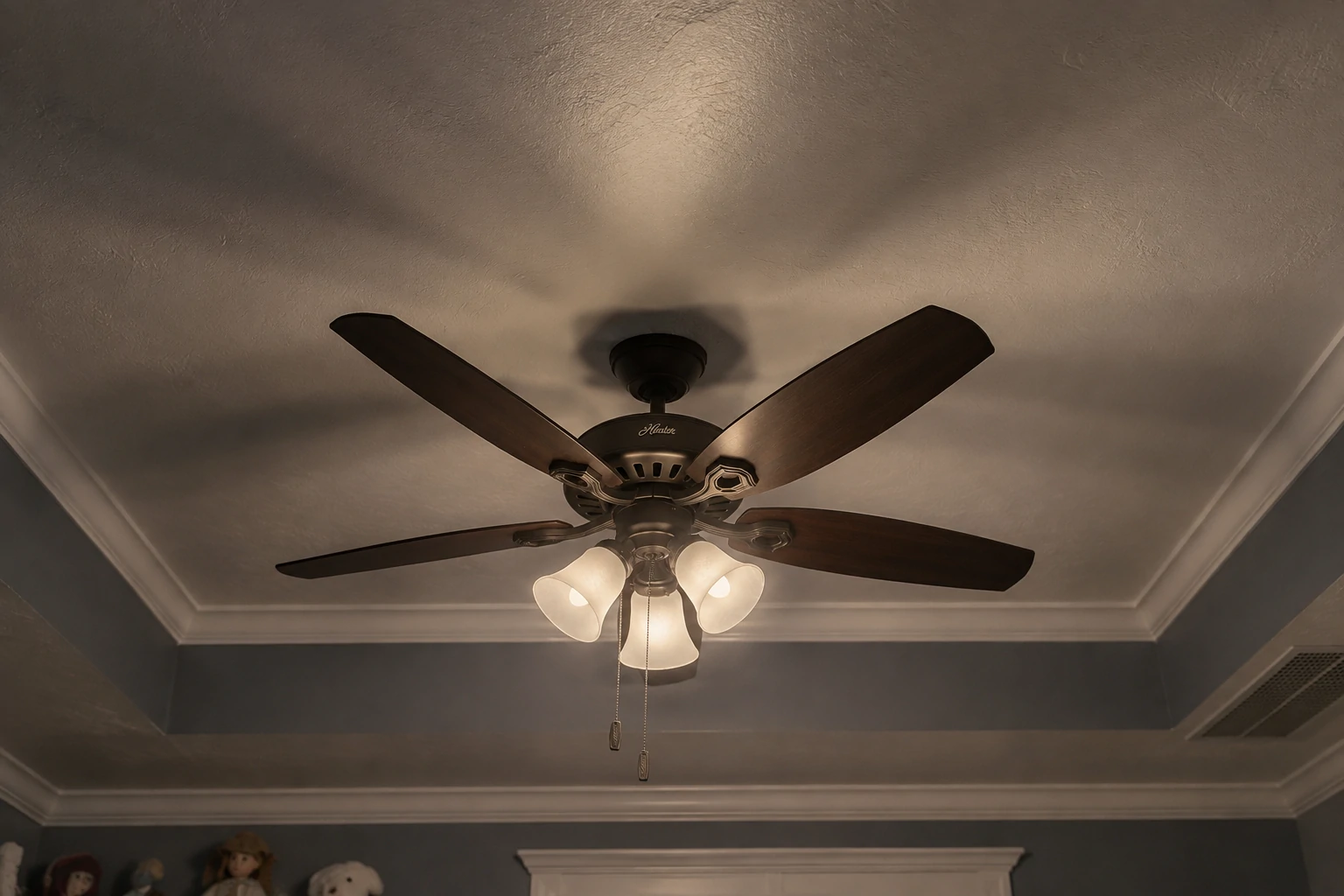 Hunter classic ceiling fan with light featuring reliable motor technology and home comfort design